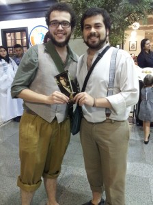 Eu e meu irmão com as fantasias de Hobbit na pré estréia