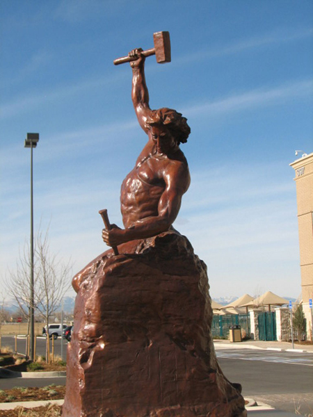 O conceito do Self Made Man é parte do ethos americano, mas em Westminster, no Colorado, ele tem uma representação artística