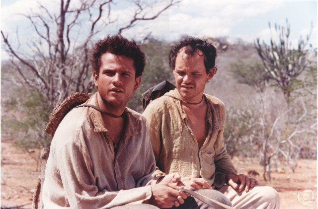 Selton Mello como Chicó e Nachtergaele como Grilo na versão cinematográfica do Auto