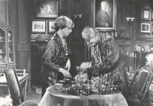 fernanda-montenegro-e-paulo-autran-1922-2007-jogam-comida-um-no-outro-na-novela-guerra-dos-sexos-1983-1350321918279_525x365