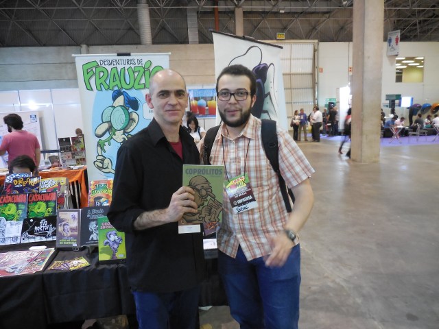 Marcatti e eu, em frente à sua mesa junto dos outros artistas independentes