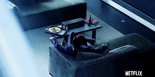  poderia ser "vá buscar uma cerveja!" ou "pule dali"...