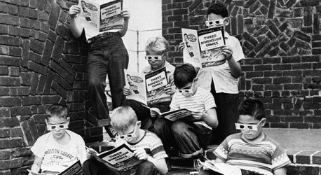 crianças lendo quadrinhos