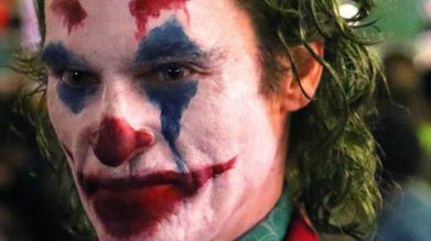 joaquin-phoenix-transforms-into-the-joker-filming-riot-scene-05-1537706237
